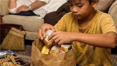 وضع الملياردير حقيبة مال مفتوحة ليختبر طفلًا فقيرًا وما فعله الطفل دمّر كل شكوكه للأبد