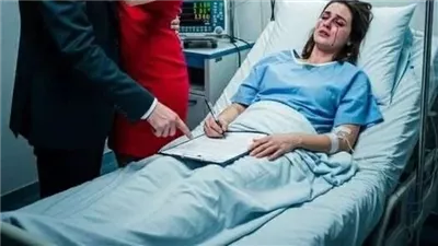 أُجبرت الزوجة على توقيع أوراق الطلاق في المستشفى على يد زوجها، ولكن بعد 3 سنوات عادت ومعها طفل وقوة جعلته يندم عليها لبقية حياته…