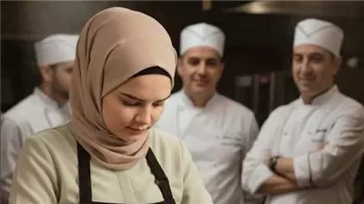 سخروا من الفتاة العامله في غسيل الصحون لأنها تأخذ بقايا الطعام