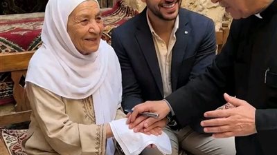 تزوج شاب من سيده عجوز