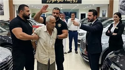 وصل والدُ صاحبِ المعرض إلى صالة العرض ليشتري سيارة… لكنهم طردوه لأنهم ظنّوه فقيرًا