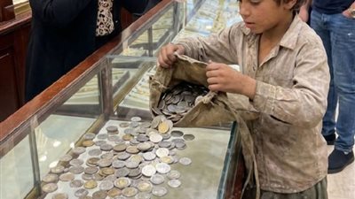 دخل طفلٌ يحمل عملاتٍ باردة… فخرج العالم كلّه أدفأ من قبل
