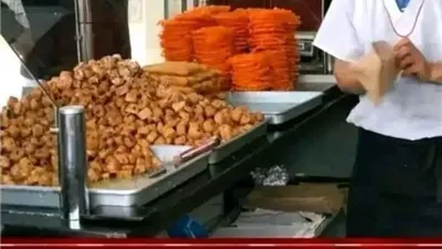 كان هناك شابا يعمل في محل لبيع الحلويات